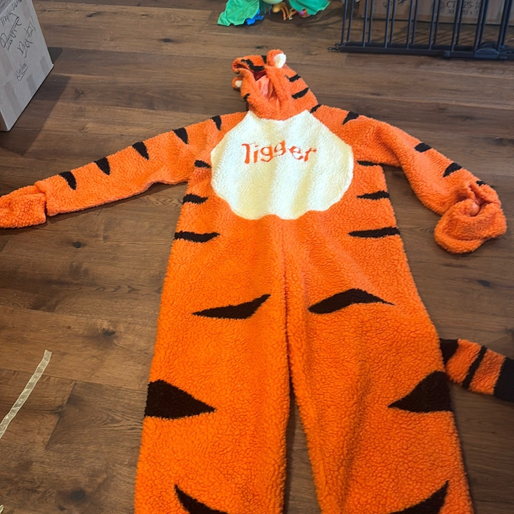 Men’s large Disney Store talking Tigger Costume